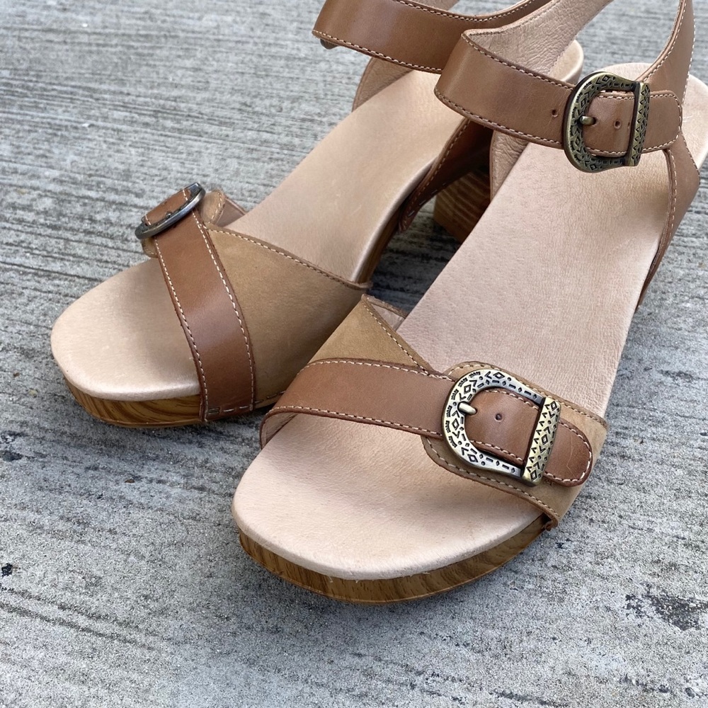 New Dansko 40 Tan Anna Buckle Sandals Block Heel - Picture 2 of 7